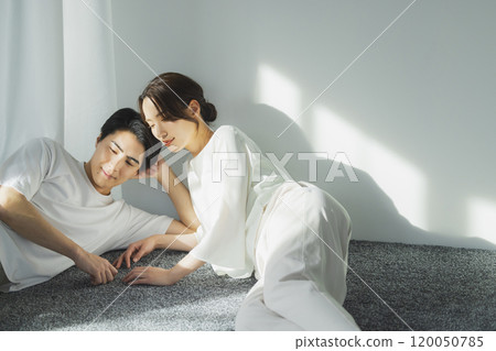 年輕夫婦形象 年輕夫婦形象 120050785