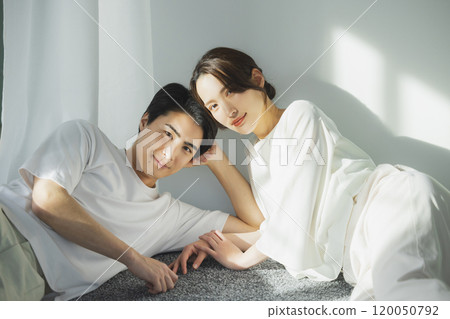 年輕夫婦形象 年輕夫婦形象 120050792