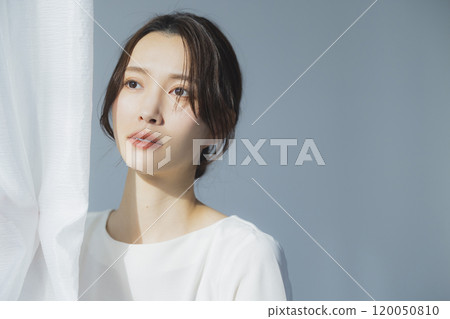 穿白襯衫的女人 120050810