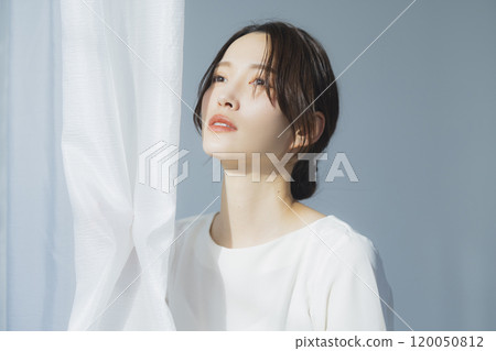 穿白襯衫的女人 120050812