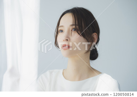 Woman in white blouse 120050814