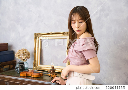 young woman      120051135