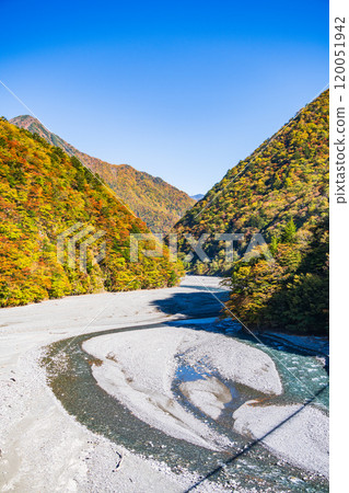 [Shizuoka Prefecture] Beautiful autumn foliage at Lake Hatanagi, seen from the upper reaches of the lake 120051942
