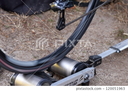 Warming up and training equipment for cycling (hybrid roller type cycle trainer) 120051963