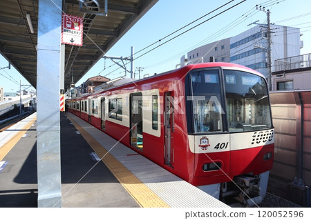 A train stops at Kojimashinden Station on the Keikyu Daishi Line A train stops at Kojimashinden Station on the Keikyu Daishi Line 120052596