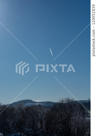 冬日的陽光和尾跡 120052839