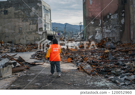 Woman searching for lost cat after Noto Peninsula earthquake in 2024 120052960