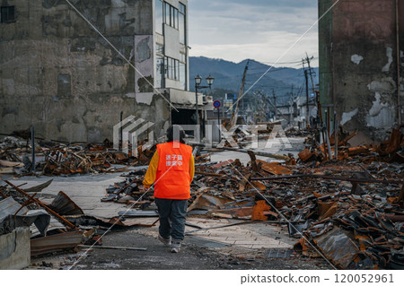 Woman searching for lost cat after Noto Peninsula earthquake in 2024 120052961