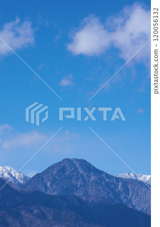 Mount Ariake in late winter as seen from the Misato Akemori area of Azumino City 120056132