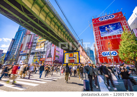 日本東京城市景觀十一月。入境旅遊持續...威脅人流...秋葉原擠滿外國遊客=第9 120057670