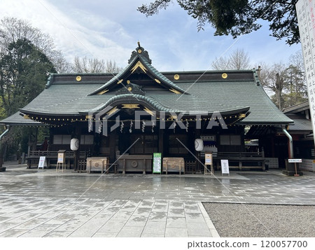 這是位於東京都府中市的大國魂神社的參拜殿。 這是位於東京都府中市的大國魂神社的參拜殿。 120057700