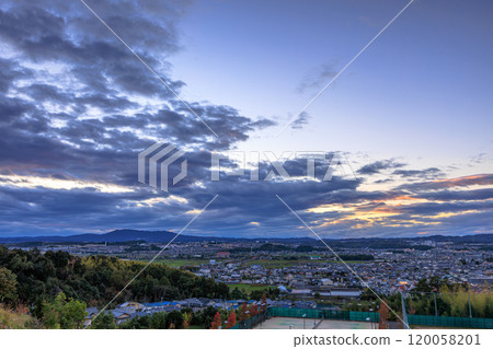 View from the ruins of Shiroyamadai Castle in Kizugawa City, the southernmost part of Kyoto Prefecture. From sunset to night view. The sunset lingers on the mountainside and the sky deepens. 120058201