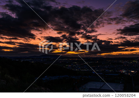 View from the ruins of Shiroyamadai Castle in Kizugawa City, the southernmost part of Kyoto Prefecture. From sunset to night view. The sunset sky changes from golden to reddish purple to dark blue. 120058204