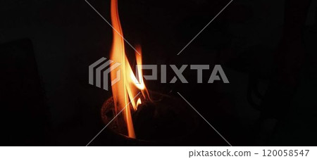 火焰在黑暗中發光（黑色背景，包括文字空間） 120058547