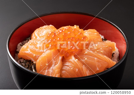 Salmon and salmon roe rice bowl 120058950