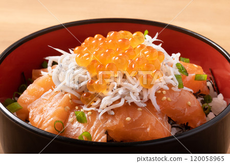 Seafood bowl (salmon, whitebait, salmon roe) Seafood bowl (salmon, whitebait, salmon roe) 120058965