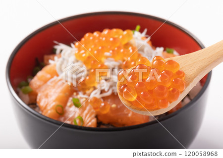 海鮮蓋飯（鮭魚、銀魚、鮭魚子） 120058968