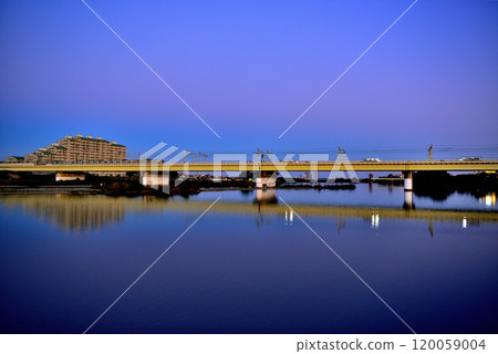 登戶：從多摩川上游看到的夕陽下的小田急線車輛 120059004