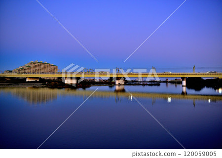 登戶：從多摩川上游看到的夕陽下的小田急線車輛 120059005