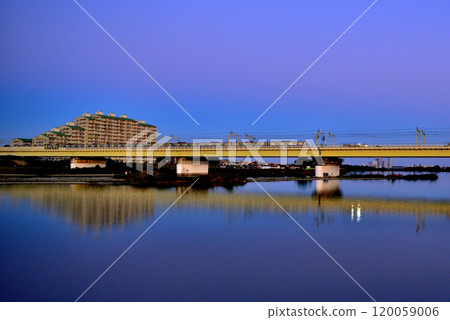 登戶：從多摩川上游看到的夕陽下的小田急線車輛 120059006