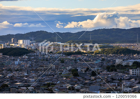 從京都府最南端的木津川市城山台城遺址眺望的夕陽和晚雲照亮了山腳。 120059366