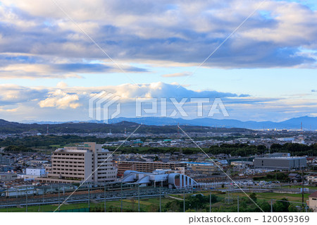 從京都府最南端的木津川市城山台城遺址、JR木津站和北攝山脈眺望的夜景② 從京都府最南端的木津川市城山台城遺址、JR木津站和北攝山脈眺望的夜景② 120059369