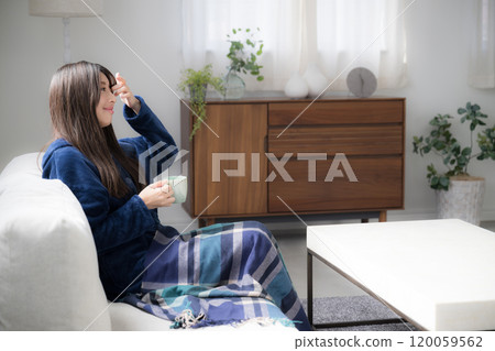 一位穿著可愛冬季睡衣的女子在客廳放鬆的輪廓 120059562