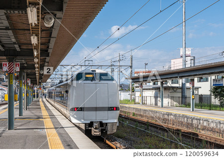 從北陸本線長濱站出發,開往敦賀的特急白鷺號 從北陸本線長濱站出發,開往敦賀的特急白鷺號 120059634