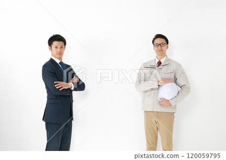 穿著西裝的商人和戴著頭盔的建築工人 穿著西裝的商人和戴著頭盔的建築工人 120059795