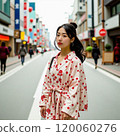 在城市裡拍照的女人 120060276