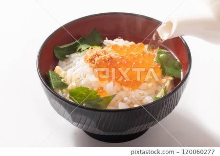 Salmon roe and grilled salmon roe with dashi tea 120060277