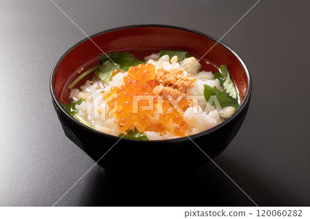 Salmon roe and grilled salmon roe with dashi tea 120060282