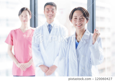 醫生和護士做拳頭幫浦的肖像 120060427