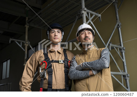 兩名戴著安全帶的跳高運動員和其他技術人員正面相視，表情嚴肅。 120060487