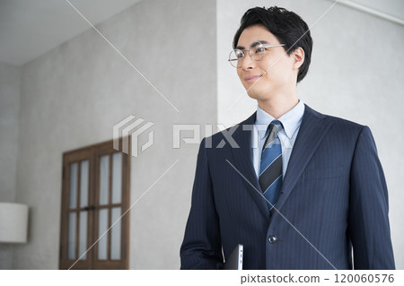 稅務會計師、會計師或顧問等年輕商人的特寫圖像 120060576