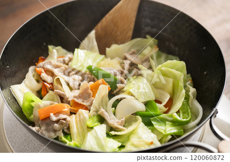 Stir-fried vegetables in a cast iron wok 120060872