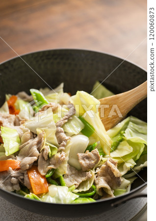 Stir-fried vegetables in a cast iron wok 120060873