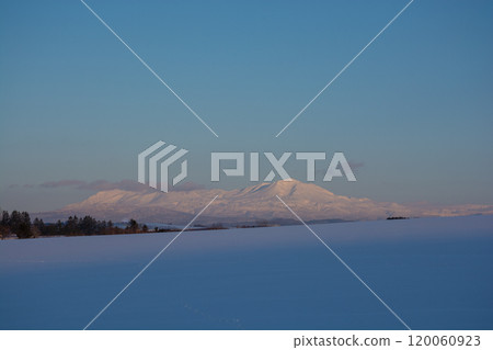 The orange winter mountain range bathed in the setting sun: Daisetsuzan mountain range The orange winter mountain range bathed in the setting sun: Daisetsuzan mountain range 120060923