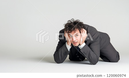 一個犯了錯誤並變得沮喪的商人 120060974