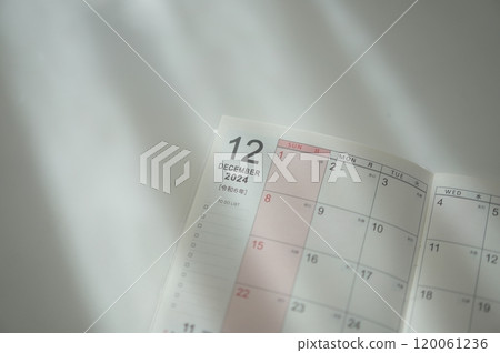 十二月頁面開啟的筆記本（2024） 120061236