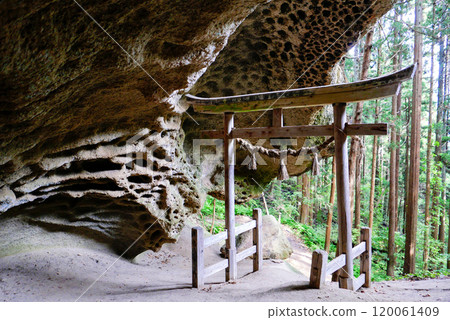 Torii gate in a cave Torii gate in a cave 120061409