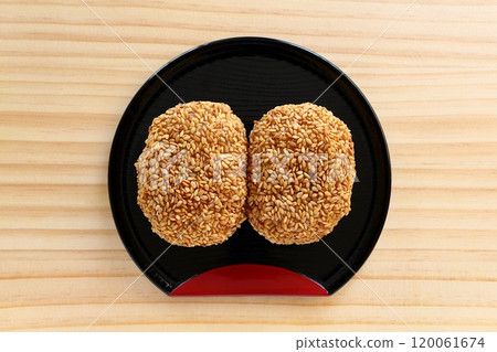 Golden sesame rice balls 120061674
