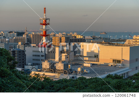 Yokosuka cityscape dyed in the sunset [From Heiwa Central Park] 120061748