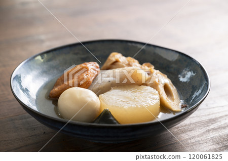 將湯汁灑在關東煮上 120061825