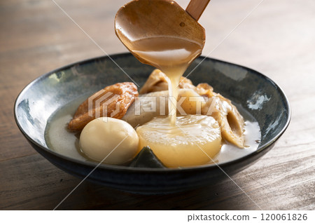 將湯汁灑在關東煮上 120061826