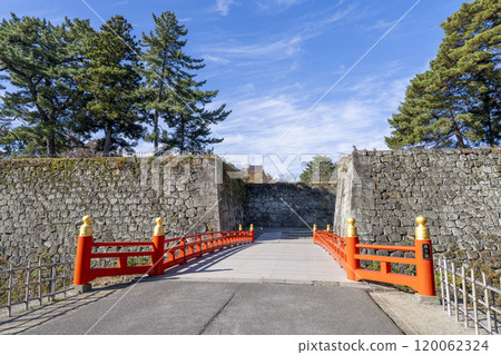 深秋的敦賀城(會津若松城)、石牆和廊橋,福島縣會津若松市 深秋的敦賀城(會津若松城)、石牆和廊橋,福島縣會津若松市 120062324