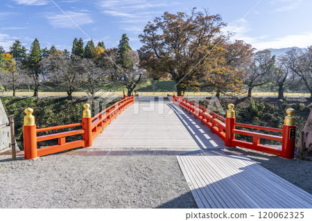 深秋的敦賀城(會津若松城)、石牆和廊橋,福島縣會津若松市 深秋的敦賀城(會津若松城)、石牆和廊橋,福島縣會津若松市 120062325