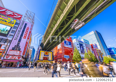 日本東京城市景觀十一月。入境旅遊仍在繼續…秋葉原擠滿了外國遊客。日本人也穿自慰 = 9th 120062912