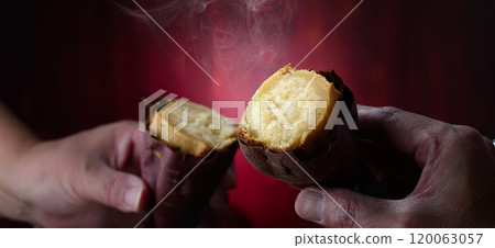 秋天的味道：地瓜（Sweet Potato） 將烤好的紅薯用手敲碎。 120063057