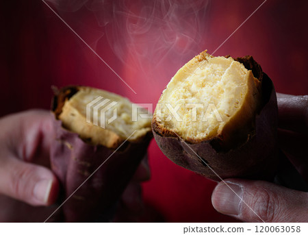 秋天的味道：地瓜（Sweet Potato） 將烤好的紅薯用手敲碎。 120063058